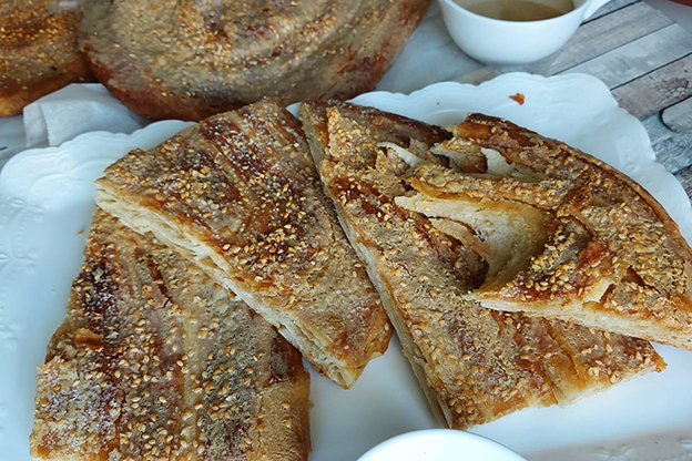 9. Tahinli Katmer

İnce açılan hamurun içine tahin, ve tereyağ karışımı sürülerek rulo yapılır ve sonrasında tekrar daire şeklinde açılır. Daha çok kahvaltıda tüketilse de çay saatlerinin de vazgeçilmez lezzetidir.