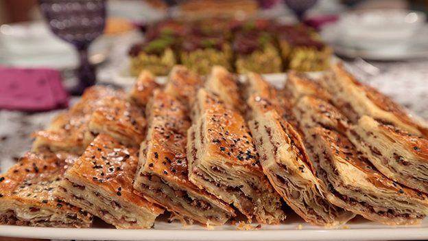 5. Tandır Böreği

Kayseri'nin meşhur tandır böreği, incecik açılmış hamurların arasına tereyağı ve tahin sürülerek hazırlanır. Kat kat yapılan bu börek, fırında pişirilerek servis edilir. İç harcı olarak en çok kıymalı harç tercih edilse de peynir de iyi bir seçenek olabilir.