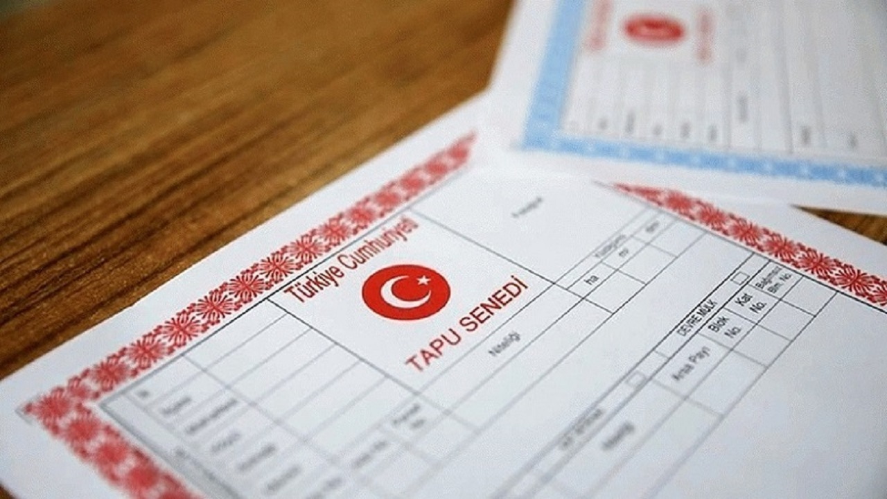Ev, arsa, tarla gibi gayrimenkul alımında ödenen döner sermaye bedeline yeni bir zam daha geldi. Ev alanların ödediği döner sermaye, zammın ardından 5 bin 324 liraya yükseldi. Tapu sahipleri ve gayrimenkul alım satımı yapacaklar için önemli bir uyarı geldi.