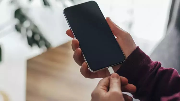 Çinli teknoloji devi Xiaomi, yazılım güncelleme politikasında önemli bir değişikliğe giderek, bazı akıllı telefon modelleri için destek süresinin sonuna gelindiğini açıkladı. Teknoloji dünyasından haberler aktaran Gizmochina'nın bildirdiğine göre, Xiaomi'nin "Kullanım Ömrü Sonu" (EOL) olarak adlandırılan listesine 7 yeni model eklendi. Bu modeller arasında Redmi Note 11T Pro, Redmi Note 11T Pro+, Redmi K50i, POCO X4 GT, POCO C40, Redmi K40S ve POCO F4 bulunuyor. Belirtilen bu cihazlar, Haziran 2025 tarihinden itibaren resmi olarak herhangi bir Android işletim sistemi güncellemesi veya güvenlik yaması alamayacak. Bu durum, telefonların kullanılabilir olmaya devam etse de, zamanla performans ve güvenlik açısından sorunlar yaşayabileceği anlamına geliyor.