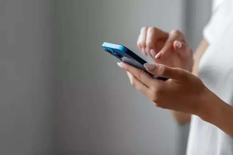 Güncelleme Desteğinin Sona Ermesi Ne Anlama Geliyor?
Bir akıllı telefonun güncelleme desteğinin kesilmesi, sadece yeni Android sürümlerine yükseltilememesi anlamına gelmiyor. Daha da önemlisi, bu durum cihazların güvenlik açıklarına karşı savunmasız kalmasına yol açıyor. Üreticiler, düzenli güncellemelerle tespit edilen güvenlik zafiyetlerini kapatır ve siber saldırılara karşı koruma sağlar. Güncelleme almayan cihazlar ise bu korumadan mahrum kalır. Ayrıca, yeni çıkan uygulamalarla uyumsuzluk sorunları yaşanabilir, mevcut sistem hataları düzeltilmez ve genel kullanıcı deneyimi olumsuz etkilenebilir. Bu nedenle, güncelleme desteğinin sona ermesi, bir cihazın "kullanım ömrünün" sonuna yaklaştığının önemli bir göstergesi olarak kabul edilir.