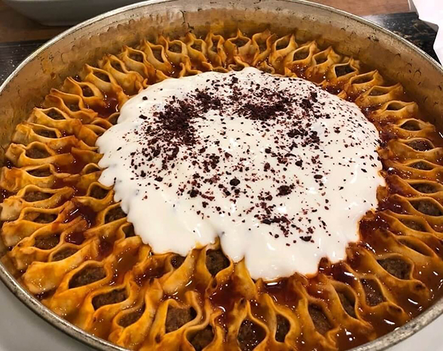 3. Tepsi Mantısı

Tepsi mantısı, hamurların fırın tepsisine dizilip üzerlerine salçalı sos dökülerek pişirilmesiyle hazırlanır. Piştikten sonra yoğurt ve tereyağlı sosla servis edilir. Görsel olarak da oldukça iştah uyandırır.