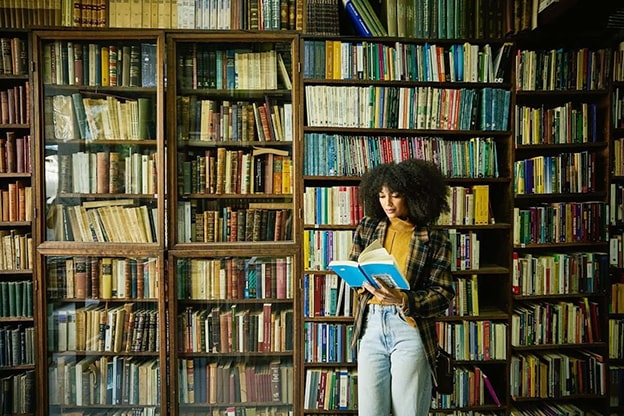 • Okunmamış kitaplara rağmen yeni kitap alma dürtüsünü kontrol edememe
• Kitabı aldıktan sonra aşırı mutluluk, alamayınca yoğun üzüntü veya endişe hissetme
• Okunmamış kitaplara bakarken suçluluk duyma ve bu duyguyu yeni kitaplar alarak bastırmaya çalışma
