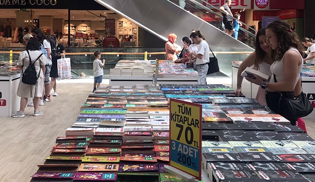 Tsundoku ile Başa Çıkma Yolları
Tsundoku ile mücadelede ilk adım, bu davranışı fark etmek ve kabul etmektir. Eğer çevrenizde böyle bir durum gözlemliyorsanız, kişiyi nazikçe bilgilendirerek farkındalık yaratabilirsiniz. Ancak, Tsundoku’nun altında yatan nedenler karmaşık olabilir; bu nedenle profesyonel destek almak en etkili yol. Bir ruh sağlığı uzmanıyla yürütülen psikoterapi süreci, Tsundoku’nun bireyin hayatındaki yerini ve etkilerini detaylı bir şekilde ele alabilir. Uzman, kişinin duygularını, motivasyonlarını ve davranış döngülerini anlamaya yardımcı olur. Eğer psikiyatrik bir tedavi gerekiyorsa, uzmanın yönlendirmelerine uymak, daha verimli bir iyileşme sağlar.