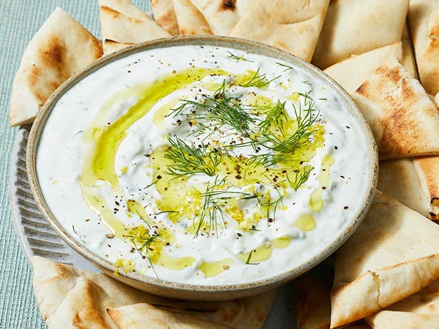 Cacık / Tzatziki
Yoğurt, salatalık ve sarımsağın muhteşem uyumu, Türk mutfağında cacık, Yunan mutfağında ise tzatziki olarak biliniyor. 