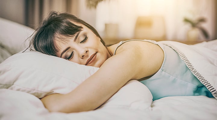 4. Kaliteli Uykuya Özen Gösterin
Uyku, kas iyileşmesinin en kritik aşamalarından biridir. Vücudunuz, uyku sırasında büyüme hormonu gibi onarıcı hormonları salgılar ve bu hormonlar hasarlı kas dokularını yeniler. Günde 7-8 saat kaliteli uyku, kas ağrılarını azaltmanın ve toparlanma sürecini hızlandırmanın en doğal yoludur. Eğer mümkünse, yoğun antrenmanlardan sonra kısa süreli gündüz uykuları da iyileşmenize destek olabilir.