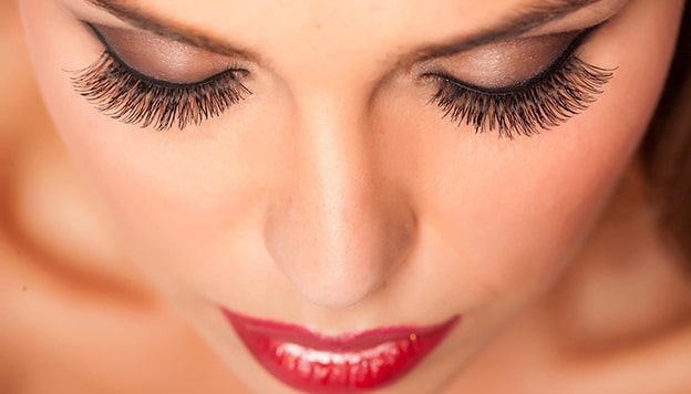 2. Badem Yağı
Badem yağı, E vitamini, organik yağ asitleri ve minerallerle zengin içeriği sayesinde kirpikleri uzatır ve dökülmeleri azaltır. Kıl foliküllerini uyararak kirpiklerin daha gür ve uzun çıkmasını destekler, nemlendirici etkisiyle kırılmaları önler. Her gece uyumadan önce temiz bir kulak çubuğunu badem yağına batırarak kirpik diplerine uygulayın. Düzenli kullanımda, kısa sürede kirpiklerinizde belirgin bir uzama ve güçlenme gözlemleyebilirsiniz.
