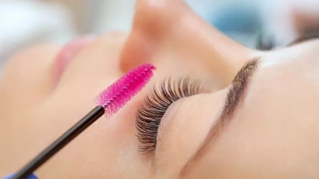 4. Argan Yağı
Argan yağı, E vitamini, yağ asitleri ve antioksidanlarla dolu içeriğiyle kirpiklerin uzamasını ve kalınlaşmasını destekler. Kırılmalara karşı koruma sağlar, kirpikleri güçlendirir ve dökülmeleri azaltır. Ancak yoğun yapısı nedeniyle her gün kullanmak yerine haftada üç kez kirpiklere uygulamak yeterlidir. Temiz bir fırça veya kulak çubuğuyla yağı kirpik diplerine ve tellerine nazikçe sürün, etkisini kısa sürede görün.