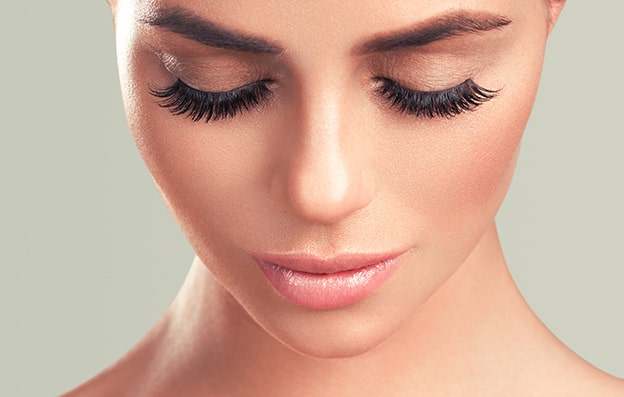 1. Hindistan Cevizi Yağı
Hindistan cevizi yağı, içerdiği E vitamini, doğal yağ asitleri ve antioksidanlarla kirpikleri kökten uca besler. Kirpiklerin nemlenmesini sağlayarak sağlıklı uzamalarına ve kalınlaşmalarına yardımcı olur. Aynı zamanda kırılma ve dökülmeleri önler, mikrobiyal etkenlere karşı gözleri korur. Aktardan alacağınız saf, katı formdaki Hindistan cevizi yağını her gece yatmadan önce temiz bir kulak çubuğuyla kirpik diplerine ve tellerine sürün. Birkaç hafta içinde kirpiklerinizdeki değişimi fark edeceksiniz.