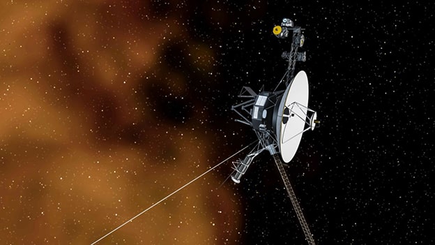 1. Voyager’ların Uzayın Sınırlarına Yolculuğu
İnsanlık, uzayın sırlarını çözmek için sayısız girişimde bulundu, ancak Voyager 1 ve Voyager 2, bu çabaların en büyük kahramanları. NASA’nın 1977’de fırlattığı bu uzay sondaları, Güneş Sistemi’nin sınırlarını zorladı. Voyager 1, güneşin manyetik alanını ve çekim gücünü aşarak yıldızlar arası uzaya ulaşan ilk insan yapımı araç oldu. Voyager 2 ise Uranüs ve Neptün gibi buz devlerini ziyaret ederek bilim dünyasına inanılmaz veriler sundu. Özellikle Uranüs’ün çevresinde daha önce bilinmeyen 11 uydunun keşfi, bu misyonun ne kadar çığır açıcı olduğunu kanıtlıyor.