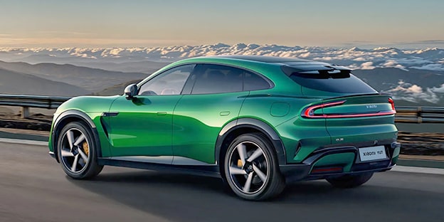 Üstün Performans
Xiaomi YU7, performansıyla da rakiplerini zorlayacak. İki motor seçeneği sunuyor: 235 kW (315 hp) gücünde tek motorlu arkadan itişli (RWD) versiyon ve 508 kW (681 hp) gücünde çift motorlu dört tekerden çekişli (AWD) versiyon. YU7 Max olarak adlandırılan en güçlü model, 0-100 km/s hıza sadece 3,23 saniyede ulaşıyor ve 253 km/s maksimum hıza sahip. 800V silikon karbür yüksek voltaj platformu, 5,2C şarj hızıyla 15 dakikada 620 km menzil ekliyor. CLTC standartlarına göre menzil, 96,3 kWh LFP bataryalı RWD modelde 835 km’ye, 101,7 kWh NMC bataryalı Max modelde 760 km’ye ulaşıyor. CATL üretimi bataryalar, 12 dakikada %10’dan %80’e şarj olabiliyor.