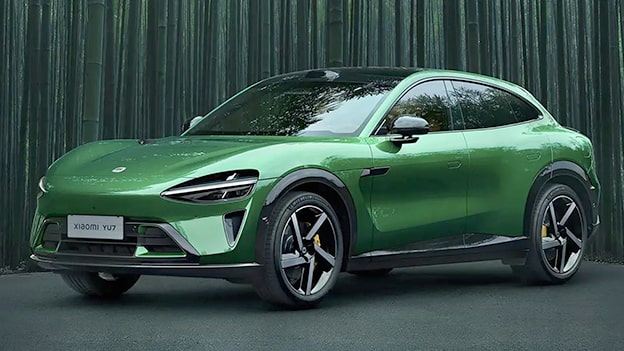 Beklenen Fiyat
Xiaomi, YU7’nin fiyatını henüz açıklamadı, ancak tahminler Çin’de 250.000-350.000 yuan (yaklaşık 34.000-48.000 USD) aralığında olduğunu gösteriyor. Bu, Tesla Model Y’nin Çin’deki 263.500 yuan başlangıç fiyatına kıyasla rekabetçi bir konum sunuyor. CEO Lei Jun, 199.000 yuan gibi düşük fiyat söylentilerini yalanladı. Aracın Temmuz 2025’te Çin’de satışa çıkması bekleniyor, ancak küresel pazarlara ulaşıp ulaşmayacağı belirsiz.