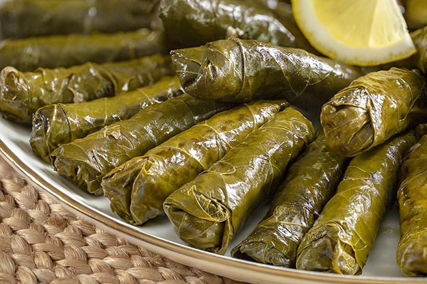 Yaprak Sarma / Dolmadakia
Yaprak sarma, Türk mutfağının klasiklerinden biridir. Yunan mutfağında ise “dolmadakia” olarak küçük dolmalar şeklinde karşımıza çıkıyor. 
