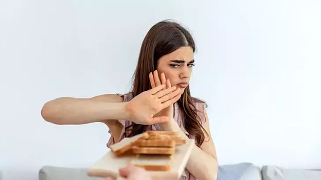 2. Midenizi Rahat Bırakın
Yatmadan hemen önce yemek yemek, uyku kalitenizi bozar ve sabah yorgun uyanmanıza neden olabilir. Uzmanlar, son öğününüzle uyku saati arasında en az 2 saat olmasına dikkat etmenizi öneriyor. Ağır yemekler veya atıştırmalıklar, sindirim sisteminizi meşgul ederek reflü gibi sorunlara yol açabilir. Akşam yemeğinizi hafif tutun ve yatmadan önce sadece su gibi kalorisiz içecekler tercih edin.