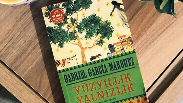 Yüzyıllık Yalnızlık
Gabriel García Márquez’in 1967 yılında kaleme aldığı Yüzyıllık Yalnızlık, büyülü gerçekçilik akımının başyapıtlarından biridir. Nobel Edebiyat Ödülü sahibi Márquez, bu eseriyle okuyucuyu Kolombiya’nın kurgusal kasabası Macondo’ya davet eder. Roman, Buendía ailesinin yedi nesil boyunca süren hikayesini anlatır. Akraba evliliği nedeniyle lanetlenen aile, domuz kuyruklu çocuklar doğurma lanetiyle yüzleşir ve bu lanetten kurtulmak için her bir üyenin trajik bir sona ulaşması gerekir. Kitap, yalnızlık, kader ve insanlık halleri üzerine derin bir sorgulama sunarken, Márquez’in eşsiz anlatımıyla okuyucuyu büyüler.