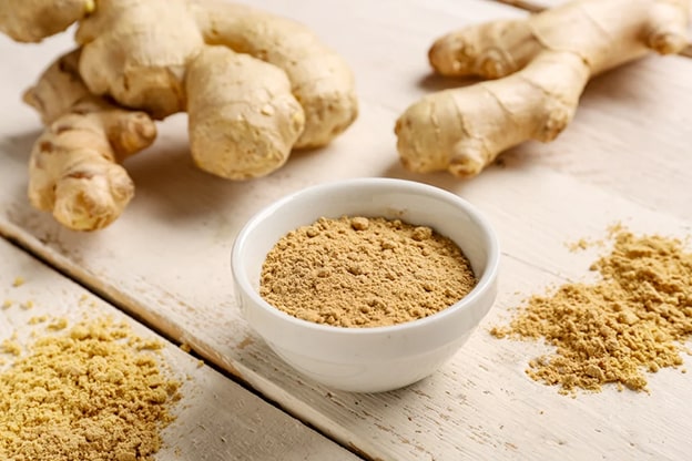 4. Zerdeçal
Zerdeçal, güçlü anti-inflamatuar ve antioksidan özellikleriyle bilinir. Vücuttaki iltihaplanmaları azaltarak kronik hastalıkların önlenmesine katkı sağlar. Aynı zamanda karaciğerin toksinlerden arınmasına yardımcı olur ve bağışıklığı güçlendirerek hastalıklara karşı koruma sağlar.
