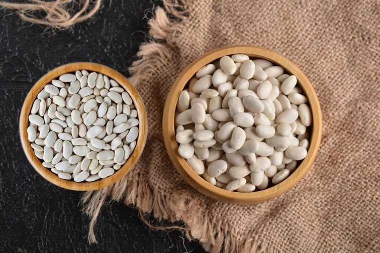 1. Beyaz Fasulye
Potasyum içeriği: 1 su bardağı beyaz fasulyede 1.190 miligram

Beyaz fasulye, potasyum açısından oldukça zengin bir besindir. Ayrıca bitkisel protein ve bağırsak dostu lif içeriği nedeniyle de tokluk hissi sağlar. Çorbalara ekleyebilir, salatalarda kullanabilir veya sarımsak ve limonla beyaz fasulye ezmesi yapabilirsiniz.