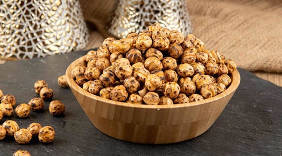 Kavrulmuş Nohut
Nohut, lif ve protein açısından zengin bir besindir. Düşük glisemik indeksi sayesinde sindirimi yavaşlatır ve kan şekerinde ani yükselmeleri engeller. Baharatlarla tatlandırılmış kavrulmuş nohut, hem doyurucu hem de lezzetli bir atıştırmalıktır.