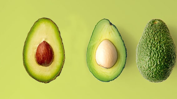 3. Avokado
Potasyum içeriği: 1 avokadoda 975 miligram

Kremsi ve çok yönlü avokado, potasyumun yanı sıra kalp dostu yağlar içerir. Avokado tost veya smoothie’lere ekleyerek hafif tadıyla harika bir uyum yakalayabilirsiniz.