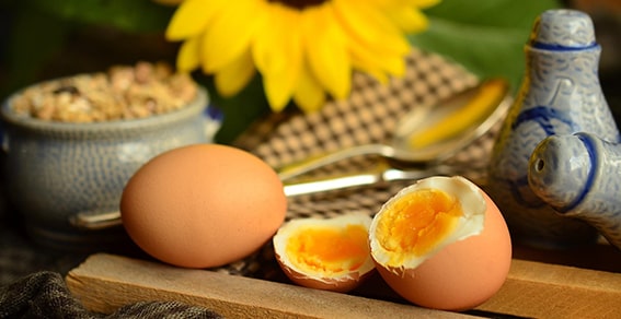 Haşlanmış Yumurta
Yumurta, yüksek protein içeriğiyle açlık hissini bastırır ve kan şekeri kontrolünü destekler. Haftada 6-12 yumurta tüketimi, diyabet hastaları için güvenli ve faydalı bir seçenektir. Kolay taşınabilir olması, açlık krizlerinde onu pratik bir atıştırmalık haline getirir.