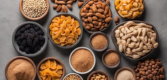 Kuruyemiş Çeşitleri
Badem, ceviz, fındık gibi kuruyemişler lif, omega-3 yağ asitleri ve sağlıklı yağlarla doludur. Kan şekeri kontrolünü iyileştirir ve uzun süreli tokluk sağlar. Ancak porsiyon kontrolüne dikkat edilmelidir, çünkü kalori içeriği yüksektir.