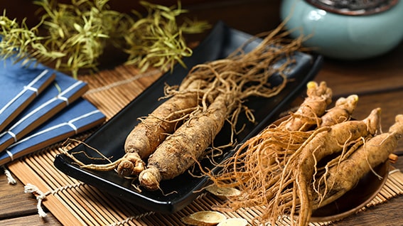 5. Ginseng
Ginseng, yorgunluk ve bitkinlik hissini azaltmasıyla bilinir. Ayrıca bağışıklık sistemini güçlendirir ve karaciğer yenilenmesini destekler. Çay olarak tüketebilir ya da kapsül formunda alabilirsiniz. Ginseng, kafeinsiz bir enerji artışı için harika bir seçenektir.