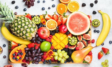 Meyve Porsiyonlarına Dikkat Edin
Meyveler, vitamin, mineral ve lif açısından zengin olsa da fruktoz içerir. Aşırı meyve tüketimi, karın ve karaciğer yağlanmasına yol açabilir. Günde 3-4 porsiyon meyve yeterlidir.
