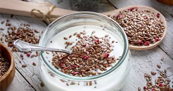 Yoğurt ve Keten Tohumu
Şekersiz, tam yağlı yoğurt, yüksek protein içeriğiyle kan şekerini dengeler. Keten tohumu eklenmesi, omega-3 ve lif içeriğiyle sindirimi yavaşlatarak glikoz emilimini azaltır. Bu ikili, hem besleyici hem de lezzetlidir.
