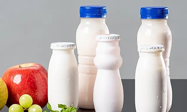 Protein ve Lif Ağırlıklı Beslenin
Protein ve lif, karın yağlarını eritmek için beslenme düzeninin temel taşlarıdır. Protein içeren gıdalar (yumurta, peynir, et, tavuk, balık, kuru baklagiller) ve lifli besinler (yeşil salata, tam tahıllar) kan şekerini dengeleyerek uzun süre tokluk sağlar. Kahvaltıda yumurta ve peynir, öğle yemeğinde et veya baklagil ile bol yeşillikli salata, akşam ise sebze yemekleri ve yoğurt tercih edin.
