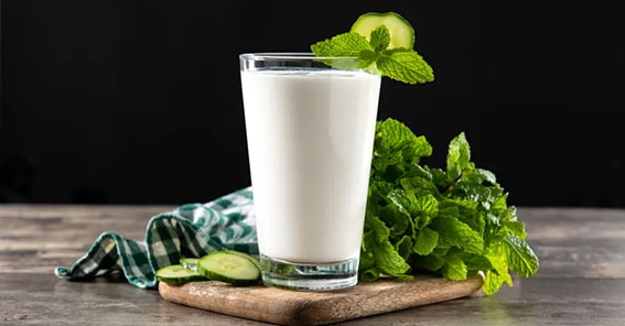 Ayran
Probiyotik içeriğiyle bağırsak sağlığını destekleyen ayran, düşük kalorili bir içecektir. İçerisindeki çinko, karbonhidrat metabolizmasını destekler ve yara iyileşmesini hızlandırır. Dilerseniz bir tutam nane ile tatlandırarak tüketebilirsiniz.