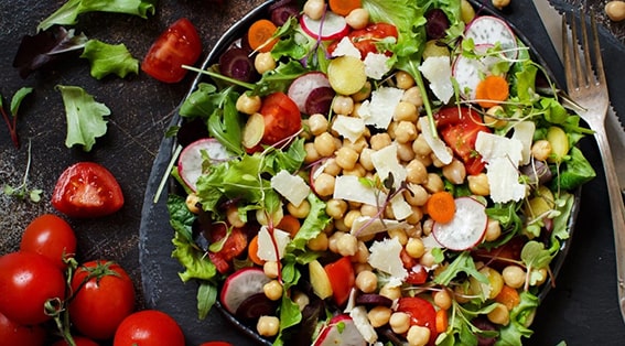 Nohut Salatası
Haşlanmış nohut, domates, salatalık, soğan ve limon suyuyla hazırlanan bu salata, lif açısından zengindir. Düşük glisemik indeksi, kan şekeri dalgalanmalarını önler.