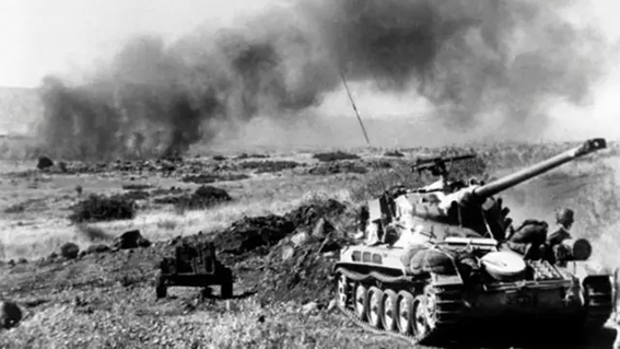 Altı Gün Savaşı (1967)
Haziran 1967’de İsrail ile Mısır, Suriye, Ürdün ve Irak’tan oluşan bir Arap koalisyonu arasında gerçekleşen Altı Gün Savaşı, su yolları ve ticaret anlaşmazlıkları nedeniyle patlak verdi. İsrail gemilerinin Tiran Boğazı’na erişiminin engellenmesi, savaşın fitilini ateşledi. İsrail’in hızlı ve etkili harekatıyla savaş, 6 günde zaferle sonuçlandı ve İsrail önemli toprak kazanımları elde etti.