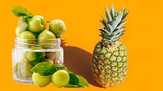 Ananas ve Erik
Ananas, tatlı tadına rağmen 100 gramda sadece 10 gram şeker içerir. Sindirimi destekler, enerjiyi artırır ve cilt, saç, tırnak sağlığına katkıda bulunur. Erik ise 100 gramda 10 gram şekerle lif açısından zengir ve kan şekeri artışını yavaşlatır. Her iki meyve de hem sağlıklı hem de lezzetli birer atıştırmalık olarak diyetinizi zenginleştirir.

