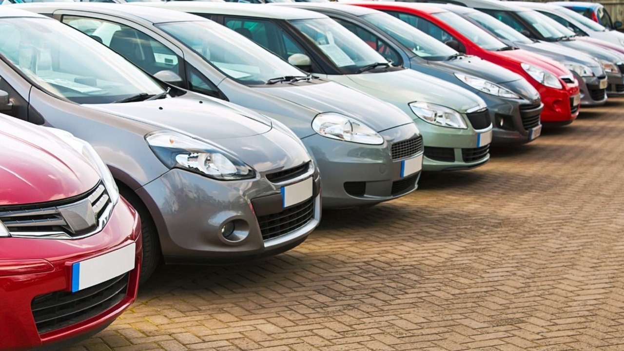 Fiyat Stabilitesi ve Pazar Dinamikleri
İkinci el elektrikli araç piyasasında fiyat istikrarı sağlanamıyor. Pandemi sonrası arz sıkıntısı ve kur dalgalanmaları, 2025 başına kadar fiyatları artırdı. Ancak bu dönemde fiyatlar durağanlaştı. Satıcılar yüksek fiyat talebinden vazgeçmezken, alıcılar kredi koşulları ve batarya performansı nedeniyle çekimser kalıyor. Sıfır araçlardaki kampanyalar, tüketicileri yeni modellere yönlendiriyor. Bazı markalar, 700-800 km menzil sunan araçlarını düşük faizli kredilerle pazarlıyor. Bu durum, ikinci el araçların cazibesini azaltıyor. Fiyat belirsizliği, ikinci el talebini düşürüyor. Alıcılar, sıfır araçların teşviklerinden faydalanmayı tercih ediyor. İkinci el piyasası, fiyatlandırma stratejilerini gözden geçirmeli.