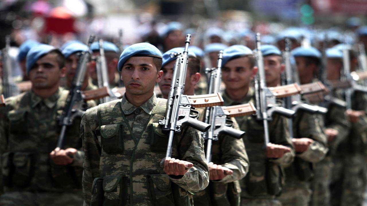 Başvuru Yoğunluğu Bekleniyor
Bedelli askerlik ücretine her yıl iki kez zam gelmesi, başvuruları zam öncesine çekiyor. Temmuz zammının yaklaşmasıyla başvuru sayısında artış bekleniyor. Adayların, artan mali yükten etkilenmemek için 30 Haziran’a kadar başvurularını tamamlaması gerekiyor. Başvuru ve ödeme işlemlerini son güne bırakanlar, sistemsel sorunlar yaşayabilir. Mevcut 243 bin lira üzerinden bedelli askerlik yapmak isteyenler, işlemlerini hızlandırıyor. Milli Savunma Bakanlığı, kesin ücretin Haziran sonunda duyurulacağını belirtti.