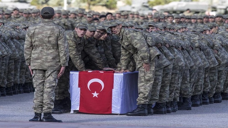 Temmuz Zammı Ne Kadar Olacak?
NTV’de yer alan habere göre, beş aylık enflasyon verilerine göre memur maaşlarına yüzde 14 oranında zam yapılması bekleniyor. Bu oran dikkate alındığında, bedelli askerlik ücreti temmuz itibarıyla 277 bin 35 liraya yükselecek. Memur zammının yüzde 16’ya çıkması durumunda ise bu tutar 281 bin 895 liraya ulaşabilecek. Böylece, yeni dönemde bedelli askerlik yapmak isteyenler, 36 bin lira ila 39 bin lira arasında ek ödeme yapacak. Enflasyon verileri, bu artışın kesin miktarını belirleyecek. Haziran ayı enflasyon rakamları, zam oranını netleştirecek.