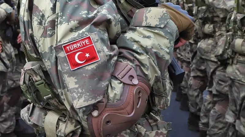 Zamsız Başvuru İçin Son Tarih
Bedelli askerlik başvurusu yapacakların, zamdan etkilenmemesi için 30 Haziran 2025 tarihine kadar işlemlerini tamamlaması gerekiyor. Bu tarihten önce başvuranlar, mevcut 243 bin 13 lira 44 kuruşluk ücret üzerinden ödeme yapabilecek. Başvuru tarihinden itibaren ödemeler için iki aylık süre tanınıyor. Ödeme, ilgili hesaba yatırıldığında kişi bedelli askerlik hakkı kazanmış olacak. Başvuru işlemlerinin e-Devlet üzerinden veya askerlik şubelerinden yapılabileceği belirtildi. Yoğunluk yaşanmaması için işlemlerin erken tamamlanması öneriliyor.