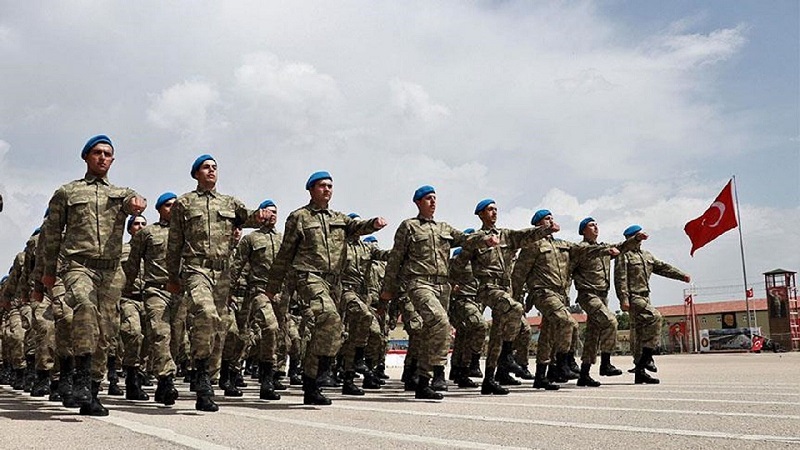 Bedelli askerlik, Türkiye’de askerlik yükümlülüğünü kısa sürede tamamlamak isteyenler için önemli bir alternatif sunuyor. Ancak, ücretlerin her yıl ocak ve temmuz aylarında güncellenmesi, başvuru süreçlerini hızlandırıyor. Şu anda 243 bin 13 lira 44 kuruş olan bedelli askerlik ücreti, temmuz zammıyla birlikte artış gösterecek. Memur maaş katsayısına bağlı olarak şekillenen bu süreç, enflasyon verileriyle doğrudan ilişkilidir. 1 Temmuz 2025 itibarıyla yeni ücretin uygulanacağı duyuruldu.