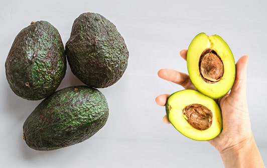 Avokado
Avokado, meyve kategorisinde genellikle göz ardı edilse de, şeker oranıyla diyet yapanların favorisidir. Bir avokado sadece 1 gram şeker içerir ve sağlıklı yağlarla doludur. Cilt sağlığını destekler, tokluk hissi sağlar ve diyetinize kremamsı bir lezzet katar. Salatalarda ya da kahvaltılarda kullanılabilen avokado, düşük şekerli bir süper besindir.
