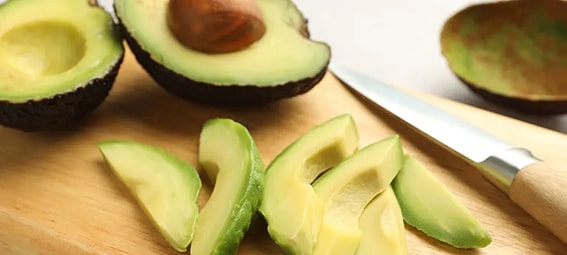 Avokado
Avokado, kuru ve yorgun ciltler için kurtarıcı bir meyvedir. Omega-3 ve omega-9 yağ asitleri, E vitamini ve B vitaminleriyle doludur. Bu içerikler, cildi nemlendirir, dolgunlaştırır ve oksidatif strese karşı korur. Avokadonun sağlıklı yağları, ciltteki nemi hapsederek yumuşak, esnek ve ışıltılı bir görünüm sağlar. Lezzetli bir cilt dostu tarif için avokado, bal ve badem sütünü karıştırarak bir smoothie hazırlayabilirsiniz.