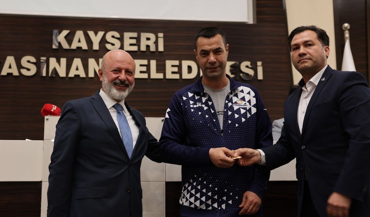 Başkan Çolakbayraktar’dan Jest! Başarıya Altın Değer (4)