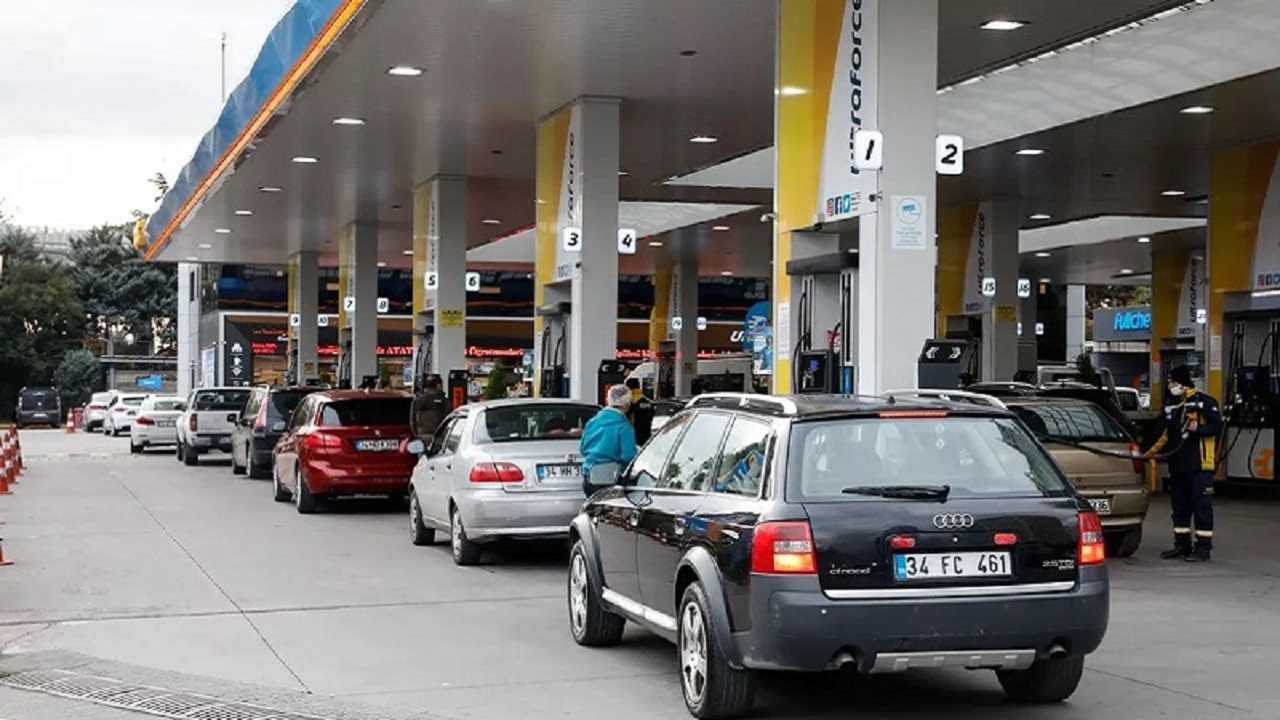Enflasyon ve Küresel Etkiler
Temmuz enflasyonunun yüzde 13 civarında olması bekleniyor. Bu oran, ÖTV güncellemesine doğrudan yansıyarak akaryakıt fiyatlarını artıracak. Döviz kurlarındaki yükseliş ve küresel petrol piyasasındaki dalgalanmalar, zamların temel nedenleri arasında. 8 Haziran 2025 itibarıyla benzin 47,53 TL, motorin 46,85 TL ve LPG 24,59 TL seviyesinde. Yeni zamlarla, sürücülerin bütçesi daha da zorlanacak.