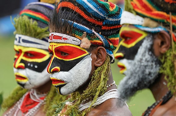 1. Chamicuro
Chamicuro, Peru’nun Pampa Hermosa bölgesinde, Huallaga Nehri’nin bir kolunda yaşayan Chamicuro halkına ait bir Arawakan dili. Günümüzde yalnızca 20 kişi tarafından konuşulan bu dil, kritik derecede tehlike altında. Bölgedeki çocuklar İspanyolca’yı tercih ediyor ve Chamicuro’yu öğrenmiyor. Dil için bir sözlük hazırlanmış olsa da, bu yerli Amerikan dili neredeyse tamamen kaybolmuş durumda. Chamicuro’nun akraba dilleri arasında Arawak ve Guajiro bulunuyor.