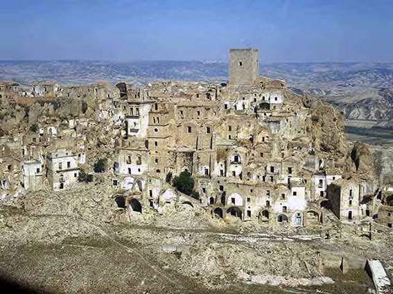 3. Craco, İtalya: Felaketlere Direnen Kasaba
MÖ 540’a dayanan Craco, veba, heyelan ve depremlerle mücadele etti. 1980’de tamamen boşaltılan kasaba, şimdi turistlerin ilgisini çekiyor ve “The Passion of The Christ” filminin seti olarak kullanıldı.