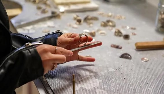 6. Değerli Taşlı Takılar için Temizlik
Elmas ve değerli taşlı takılar, günlük kullanımda kir biriktirmeye yatkındır. Haftalık temizlik, birikintilerin sertleşmesini önler. Ilık su ve az miktarda sıvı sabunla hazırlanan bir karışımda, yumuşak bir diş fırçasıyla nazikçe fırçalayın.