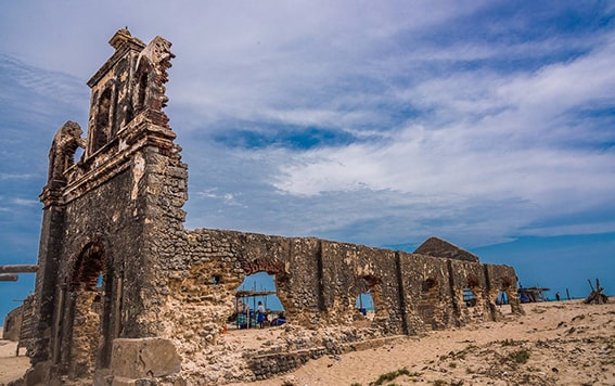 10. Dhanushkodi, Hindistan: Kasırganın Yıkımı
1964’teki Rameswaram kasırgası, Dhanushkodi’yi harap etti. Saatte 273 km hıza ulaşan rüzgarlar ve 7 metrelik dalgalar, 1800 kişinin ölümüne neden oldu. Bu durum üzerine yönetim, bölgeyi yaşanmaz ilan etti ve kasaba hayalet şehre dönüştü.