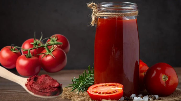 Zeytinyağı ve Tereyağı İle Kalkan Oluşturun
Salçanın küflenmesini önlemenin en klasik yöntemlerinden biri, yüzeyine zeytinyağı dökmektir. Kavanozdaki salçanın üzerine yaklaşık iki parmak kalınlığında zeytinyağı eklemek, hava ile temasını keserek küf oluşumunu engeller. Uzun süre kullanmayacağınız salçalar için ise tereyağı harika bir alternatiftir. Tereyağını eritip sıvı halde salçanın yüzeyine dökün, ardından kavanozu hava geçirmez şekilde kapatıp serin bir yerde saklayın. Bu yöntem, salçanızı aylarca taze tutabilir.

