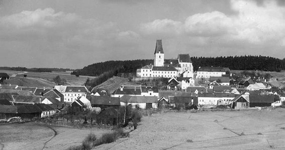 6. Döllersheim, Avusturya: Hitler’in Gölgesi
12. yüzyıla uzanan Döllersheim, Adolf Hitler’in babasının doğduğu köy. 1938’de Nazi Almanyası tarafından işgal edilince, köy askeri eğitim alanı için boşaltıldı ve evler bombalandı, geriye yıkıntılar kaldı.
