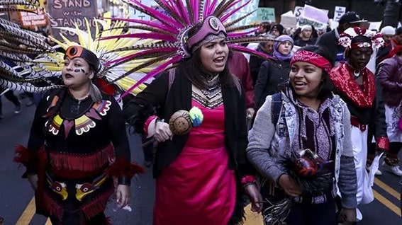 Dilleri Yaşatma Çabaları
UNESCO, 1000’den fazla dilin ciddi şekilde yok olma tehlikesiyle karşı karşıya olduğunu belirtiyor. Dillerin kaybolmasında coğrafi sınırlılık, konuşan sayısının azalması ve kültürel asimilasyon etkili. Ancak İrlandaca gibi örnekler umut veriyor. 19. yüzyıldaki “Gaelik canlanması” ile İrlandaca yeniden yaygınlaşmıştı. Bugün, Chamicuro, Sarcee, Paipai ve Satawalese gibi diller için topluluklar, dilbilimciler ve hükümetler işbirliğiyle sözlükler, eğitim programları ve kültürel projeler geliştiriyor. Bu çabalar, bu nadir dillerin gelecek nesillere aktarılmasını hedefliyor.