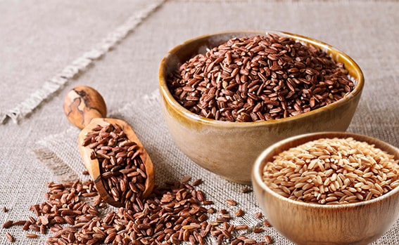 Esmer Pirinç
Esmer pirinç, beyaz pirince göre daha az işlenir ve kepek tabakasını korur. Magnezyum, selenyum ve lif açısından zengindir. Kan şekerini dengeler ve sindirimi destekler. Salata, pilav veya sebze yemeklerine eklenerek sağlıklı bir öğün oluşturur.
